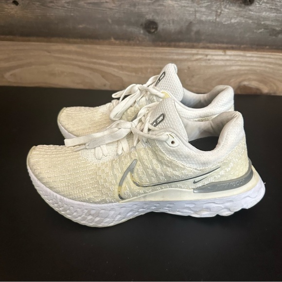 Nike Women's React Infinity Run Flyknit 3 White/Silver Running Shoes 8 Sneakers - Picture 2 of 11